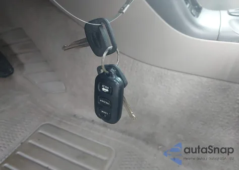 2005 Toyota Camry Le z USA, uszkodzony, nr VIN 4T1BE30K55U077777